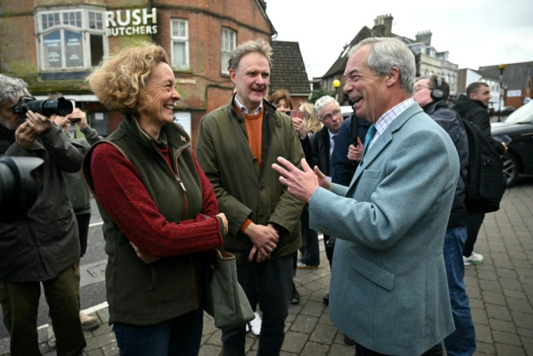 Le patron de Reform UK Nigel Farage en campagne à Crowborough, dans le sud-est de l'Angleterre, le 15 avril 20266 ( AFP / JUSTIN TALLIS )