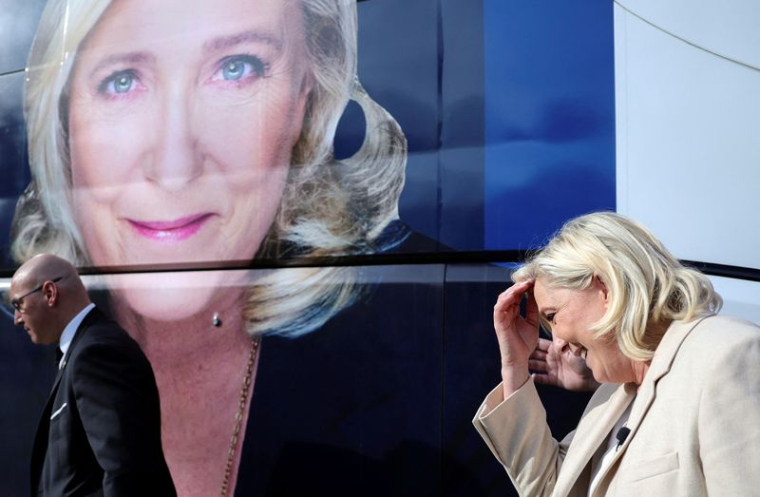 FRANCE 2022: LE PEN DÉNONCE UNE "MANOEUVRE" DE MACRON SUR LES RETRAITES