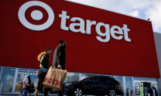 Des clients font leurs achats lors du Black Friday dans un magasin Target à Brooklyn, New York
