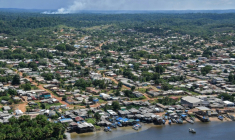 Vue aérienne de la ville brésilienne d'Oiapoque, sur l'Oyapock, à la frontière avec la Guyane, le 31 octobre 2020 ( AFP / NELSON ALMEIDA )