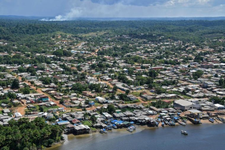 Vue aérienne de la ville brésilienne d'Oiapoque, sur l'Oyapock, à la frontière avec la Guyane, le 31 octobre 2020 ( AFP / NELSON ALMEIDA )