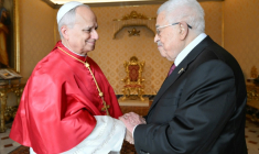 Photo prise et diffusée le 6 novembre 2025 par Vatican Media du pape Léon XIV et du président palestinien Mahmoud Abbas (d) lors d'une rencontre au Vatican ( VATICAN MEDIA / Handout )