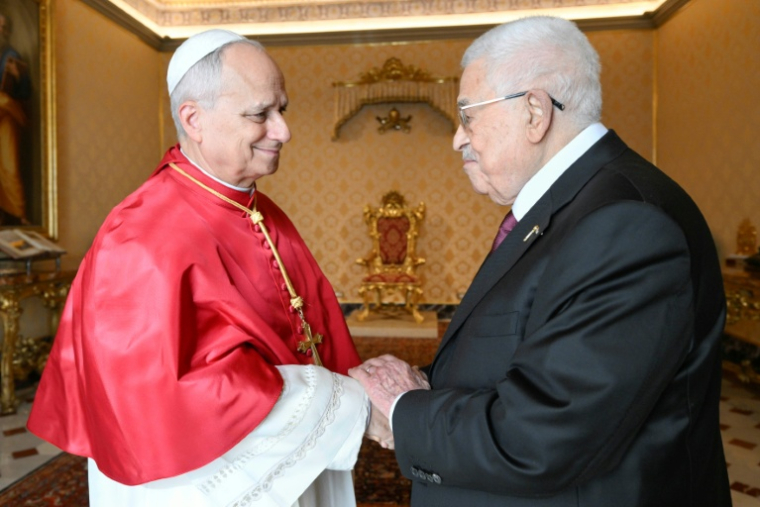 Photo prise et diffusée le 6 novembre 2025 par Vatican Media du pape Léon XIV et du président palestinien Mahmoud Abbas (d) lors d'une rencontre au Vatican ( VATICAN MEDIA / Handout )