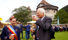 BOIRE UNE BIÈRE AVEC LE PRINCE POUR LES 300 ANS DU LIECHTENSTEIN