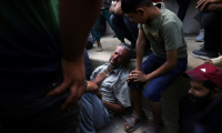 Des Palestiniens pluerent la mort de proches à l'hôpital al-Chifa de la ville de Gaza, le 31 juillet 2025 ( AFP / BASHAR TALEB )