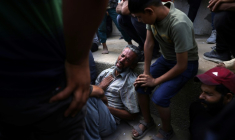 Des Palestiniens pluerent la mort de proches à l'hôpital al-Chifa de la ville de Gaza, le 31 juillet 2025 ( AFP / BASHAR TALEB )