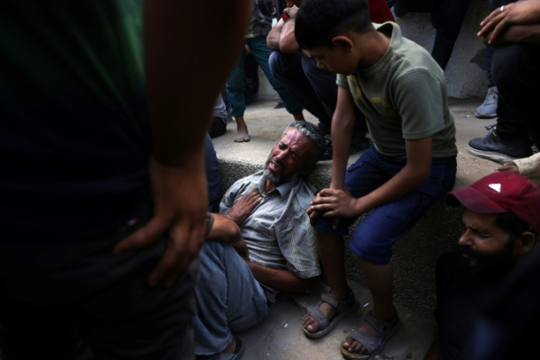 Des Palestiniens pluerent la mort de proches à l'hôpital al-Chifa de la ville de Gaza, le 31 juillet 2025 ( AFP / BASHAR TALEB )