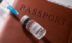 PRESSÉ PAR LES COMPAGNIES AÉRIENNES, LONDRES RÉFLÉCHIT À UN "PASS VACCINAL"