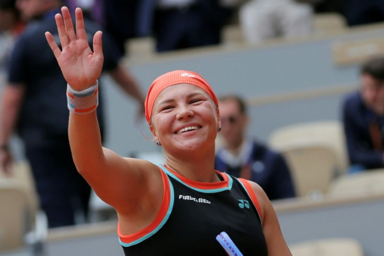 Diana Shnaider célèbre sa victoire contre Aryna Sabalenka en quart de finale de Roland-Garros, le 3 juin 2026 ( AFP / Thomas SAMSON )