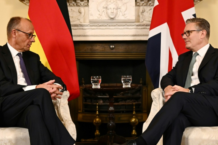 Le Premier ministre britannique Keir Starmer (d) et le chancelier allemand Friedrich Merz lors d'une rencontre au 10 Downing Street, le 17 juillet 2025 à Londres ( POOL / Leon Neal )