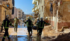 Les membres des équipes de secours à Derna, en Libye
