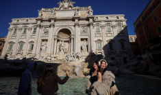 Des touristes accèdent à la zone d'observation de la fontaine de Trevi à Rome