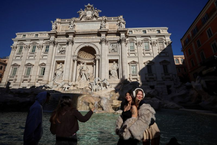 Des touristes accèdent à la zone d'observation de la fontaine de Trevi à Rome