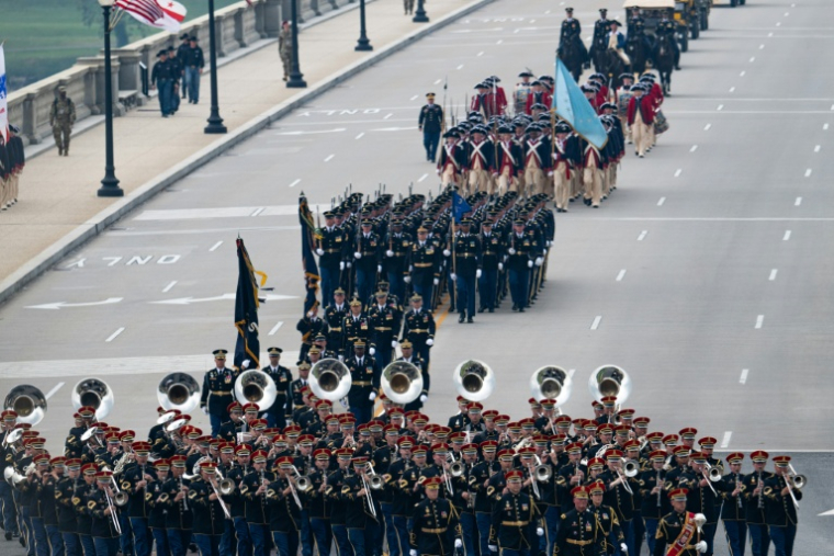 Des militaires participent au défilé célébrant le 250e anniversaire de l'armée américaine, le 14 juin 2025 à Washington ( AFP / Annabelle GORDON )