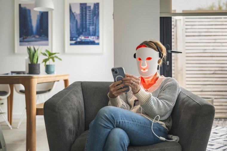Les masques LED promettent une peau plus lisse, plus ferme et repulpée. ( crédit photo : Getty Images )