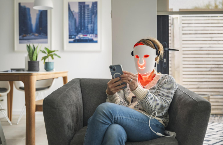 Les masques LED promettent une peau plus lisse, plus ferme et repulpée. ( crédit photo : Getty Images )