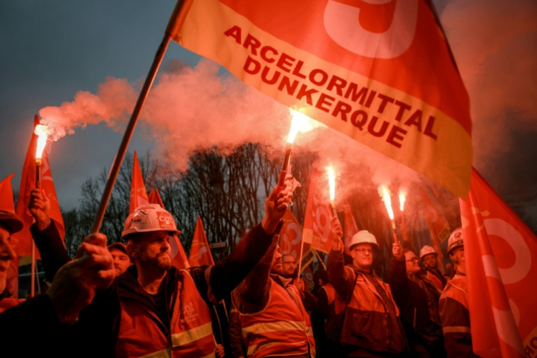Des employés d'ArcelorMittal défilent lors d'une action organisée par la CGT sur l'Esplanade des Invalides, en soutien au projet de loi LFI, examiné par les députés, le 27 novembre 2025 à Paris ( AFP / Alain JOCARD )