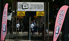 La prolongation des soldes d'été, décidée par le gouvernement en raison de l'épisode caniculaire qui avait plombé la première semaine, aura-t-elle permis de rattraper la saison ? ( AFP / GABRIEL BOUYS )