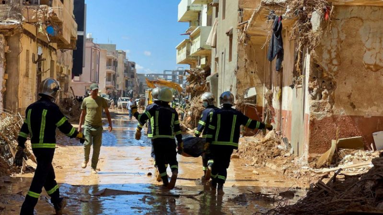 Les membres des équipes de secours à Derna, en Libye