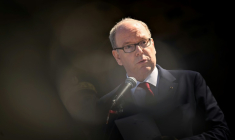 Le Prince Albert II de Monaco s'adresse au public à Saint-Martin-des-Besaces, dans le nord-ouest de la France, le 10 avril 2025 ( AFP / LOU BENOIST )