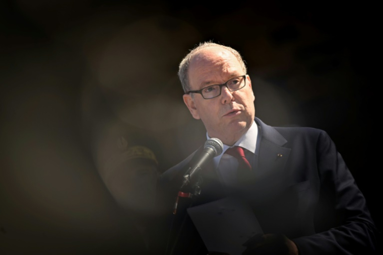 Le Prince Albert II de Monaco s'adresse au public à Saint-Martin-des-Besaces, dans le nord-ouest de la France, le 10 avril 2025 ( AFP / LOU BENOIST )