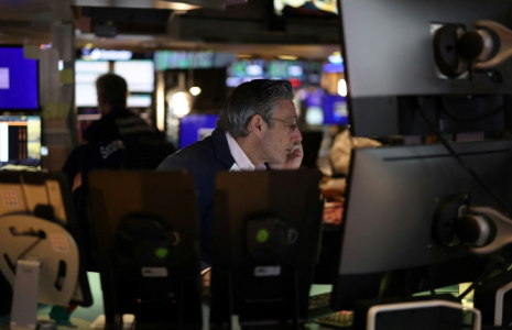 Les Bourses mondiales ont évolué en hausse vendredi 25 avril ( AFP / TIMOTHY A. CLARY )