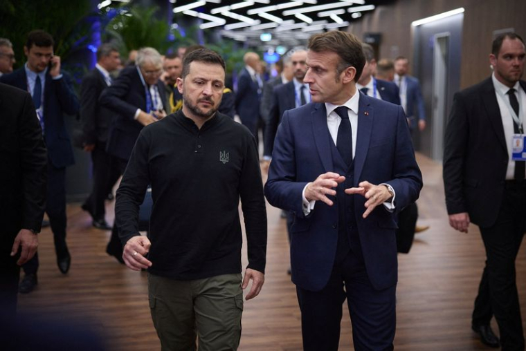 Le président ukrainien Volodimir Zelensky et le président français Emmanuel Macron à Budapest
