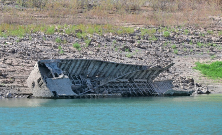 Une carcasse de bateau échouée sur une rive du lac Mead, dans l'Etat du Nevada, aux Etats-Unis, le 21 août 2026 ( AFP / Frederic J. BROWN )