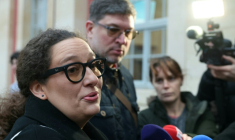 Les parents d'Evaëlle le 9 février 2025 lors du procès en appel à Versailles de l'enseignante de la collégienne ( AFP / Alain JOCARD )