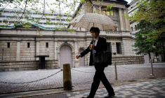 Un homme marchant devant le bâtiment de la Banque du Japon à Tokyo