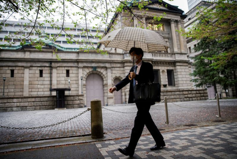 Un homme marchant devant le bâtiment de la Banque du Japon à Tokyo