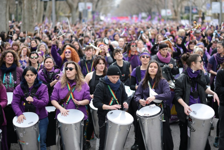 Manifestation lors de la Journée internationale des droits des femmes, le 8 mars 2026 à Madrid ( AFP / Thomas COEX )