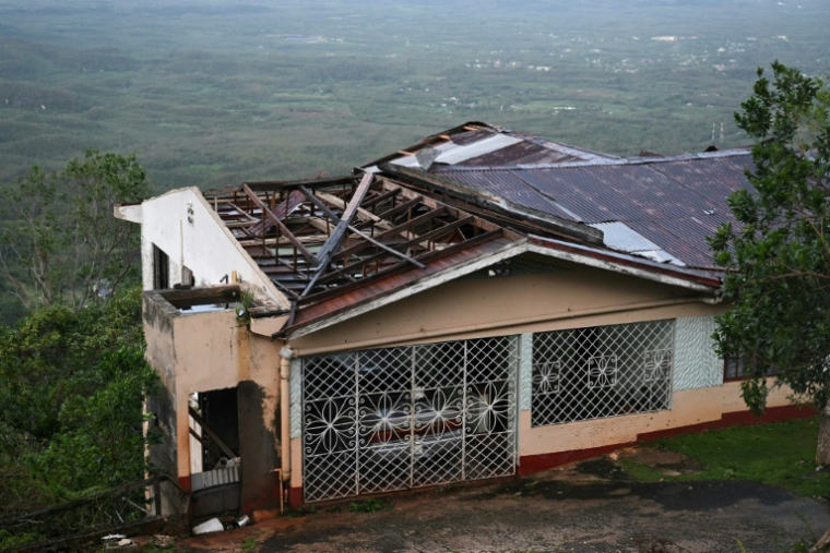 Une maison dont la toît a été endommagé à Mandeville, en Jamaïque, après le passage de l'ouragan Melissa, le 29 octobre 2025 ( AFP / Ricardo Makyn )