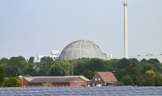 Vue générale d'un parc solaire en face de la centrale nucléaire d'Unterweser