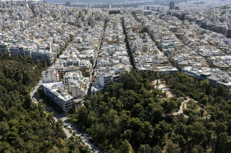 Sur les collines de Kypseli, l'un des quartiers les plus densément peuplés d'Athènes, un petit parc, le 18 avril 2025 ( AFP / Aris Messinis )