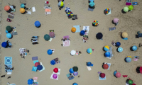 La plage de Costa da Caparica à Almada, près de Lisbonne, le 29 juin 2025 ( AFP / CARLOS COSTA )