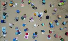 La plage de Costa da Caparica à Almada, près de Lisbonne, le 29 juin 2025 ( AFP / CARLOS COSTA )
