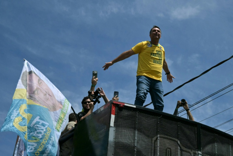 Le candidat conservateur à la présidentielle du Brésil, Flavio Bolsonaro, salue des sympathisants à la veille du scrutin, le 3 octobre 2026 à Santa Barbara d'Oeste, dans l'Etat de Sao Paulo ( AFP / NELSON ALMEIDA )