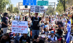 Des familles d'otages retenus dans la bande de Gaza et personnes les soutenant brandissent des panneaux et drapeaux israéliens lors d'une manifestation appelant à les libérer, à Jérusalem, le 17 août 2025 ( AFP / Menahem Kahana )