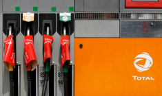 Des pompes à essence affichent des pancartes indiquant "hors service" dans une station-service Total à Bouguenais près de Nantes