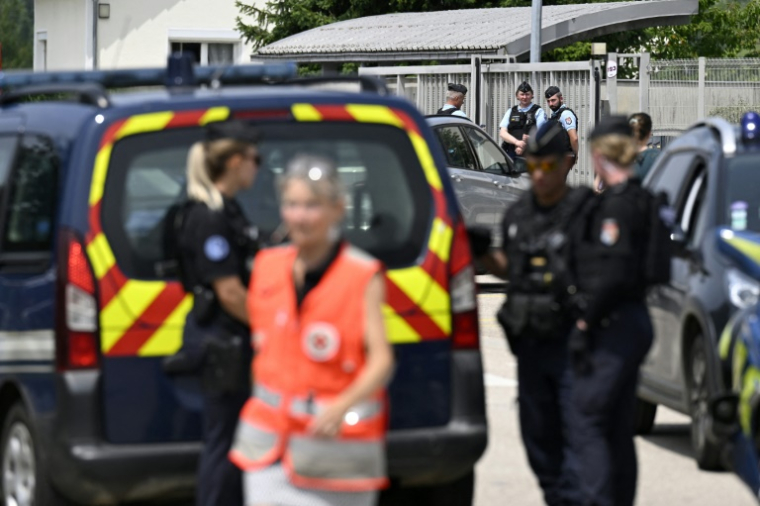 Des gendarmes contrôlent l'accès au collège de Nogent (Haute-Marne) où une surveillante a été poignardée à mort par un élève de 15 ans le 10 juin 2025 ( AFP / JEAN-CHRISTOPHE VERHAEGEN )