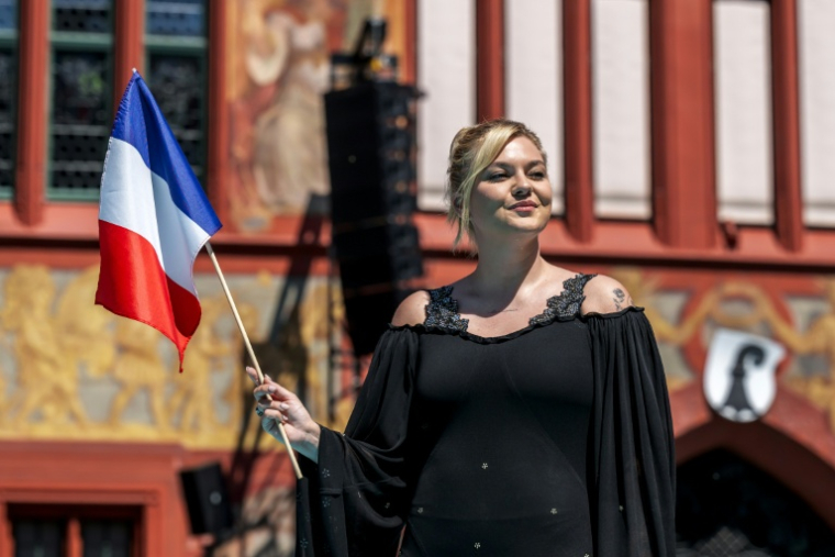 La chanteuse française Louane lors de la parade de l'Eurovision 2025 à Bâle, le le 11 mai 2025 en Suisse ( AFP / Fabrice COFFRINI )
