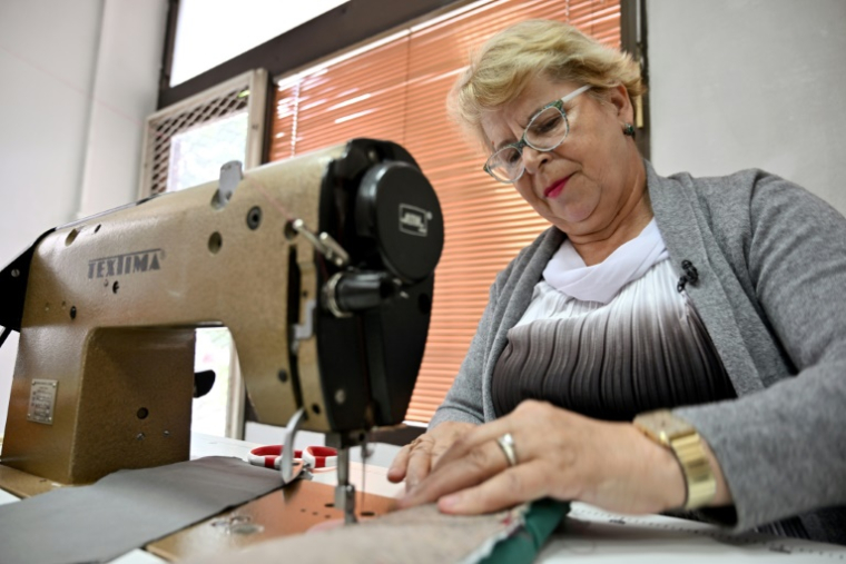 La musulmane bosniaque Zehra Murguz utilise une machine à coudre lors de sa thérapie par le travail à l'Association des victimes de la guerre Foca 92-95, le 20 mai 2025 à Sarajevo ( AFP / ELVIS BARUKCIC )
