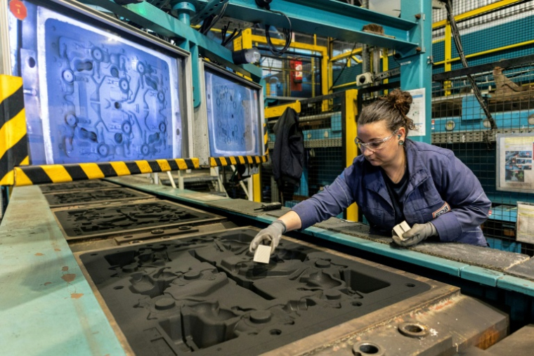 Une salariée de la Fonderie de Bretagne sur la ligne de production, à Caudan (Morbihan), le 14 mai 2025 ( AFP / Fred TANNEAU )