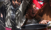 Des enfants palestiniens se bousculent pour obtenir un repas d'une cuisine caritative à Jabalia, dans le nord de la bande de Gaza, le 17 mai 2025 ( AFP / Bashar TALEB )