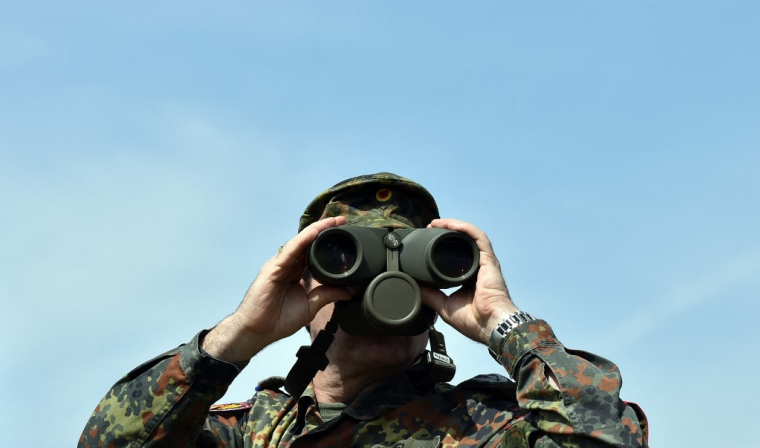 Un soldat allemand lors d'un exercice militaire, en 2017, à Eschenbach (illustration) ( AFP / CHRISTOF STACHE )