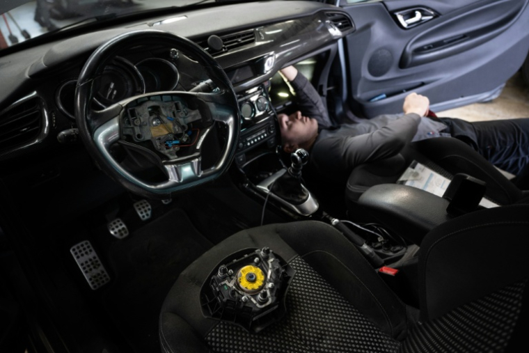 Retrait, par un professionnel, d'un airbag Takata, dans un garage de Mulhouse (Haut-Rhin), le 19 février 2025. ( AFP / SEBASTIEN BOZON )