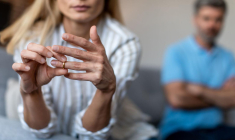 Ludivine et Fabien vont divorcer. Ils doivent gérer leur prêt immobilier commun. Découvrez quelles solutions ils peuvent mettre en place pour minimiser leurs pertes financières.