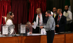 Un membre des comités locaux syriens vote lors du processus de sélection pour désigner le premier Parlement de l'ère post-Assad à Damas, le 5 octobre 2025 en Syrie ( AFP / LOUAI BESHARA )