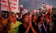 Rassemblement sur la Place des otages à Tel-Aviv, au matin du 13 octobre 2025 ( AFP / Menahem KAHANA )